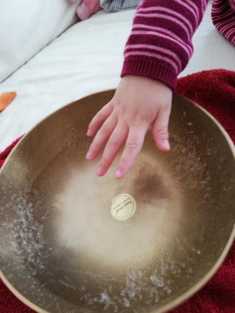 Kind entdeckt Peter Hess Klangschale