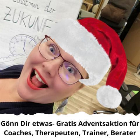 Adventsaktion Julia Georgi mit Weihnachtsmannmütze
