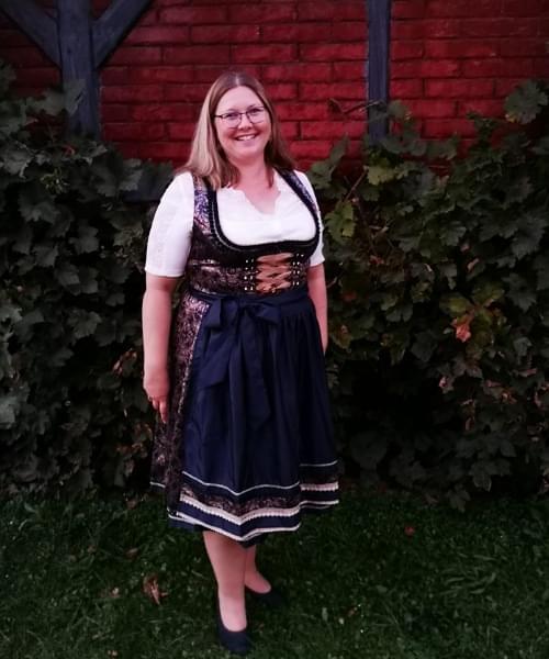 Julia Georgi im Dirndl Trachtenhochzeit