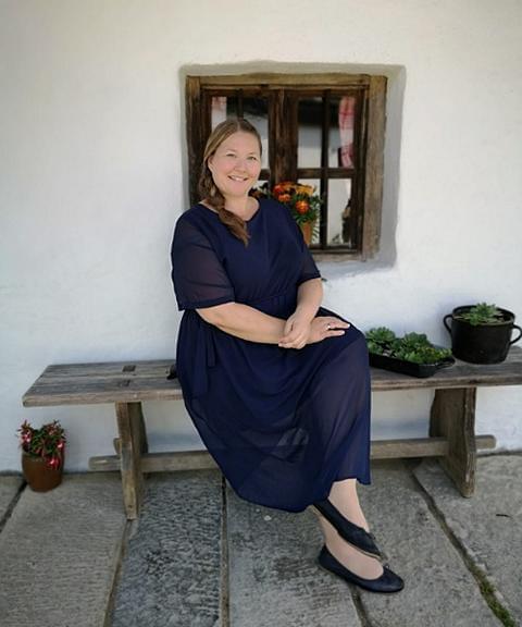 Museumsdorf Bayerischer Wald Julia Georgi vor Bauernhof