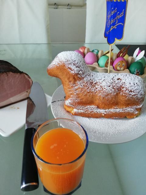 Traditionelles Osterfrühstück mit Osterlamm